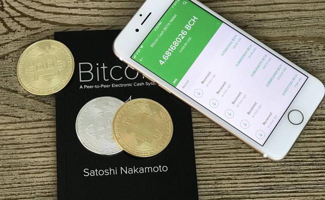 Illustrasjonsfoto: Satoshi Nakamoto and Bitcoin.com. Wikimedia Commons.