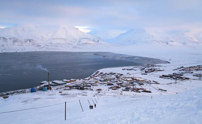 Temperaturen stiger til nye og dramatiske høyder på Svalbard. Endringene siden 1971 tilsvarer forskjellen i årstemperatur mellom Oslo og Tromsø. (Foto: Longyearbyen,  Marcela Cardenas, Nordnorge.com).