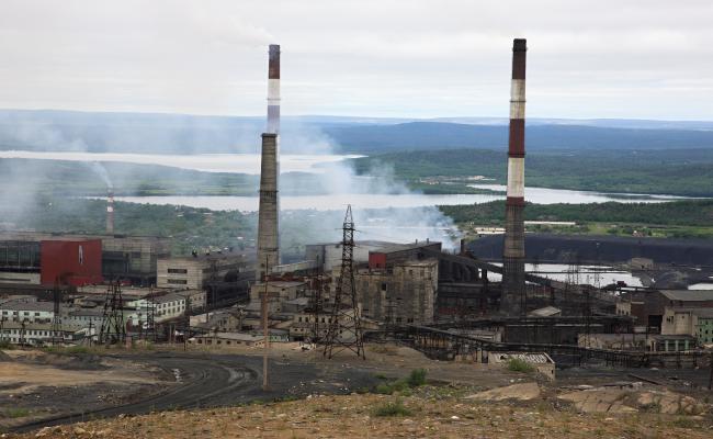 Nikkelverket i Nikel, like ved den norsk-russiske grensen, slipper fortsatt ut altfor høye verdier av svoveldioksid. -Vi følger situasjonen nøye, sier klima- og miljøminister Ola Elvestuen. (Foto: Martin Cigler, Wikimedia Commons).