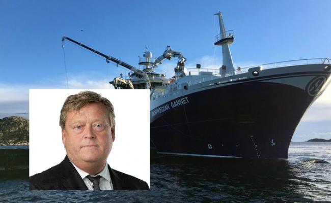 Fiskeriminister Harald T. Nesvik (innfelt) vil ikke la Hav Lines slaktebåt Norwegian Gannet seile til Hirtshals i Danmark med produksjonsfisk (skadet/såret fisk) av hensyn til omdømmet til norsk laks. Nå har NFD endret forskriften før striden er avgjort. (Foto: Hav Line og NFD).
