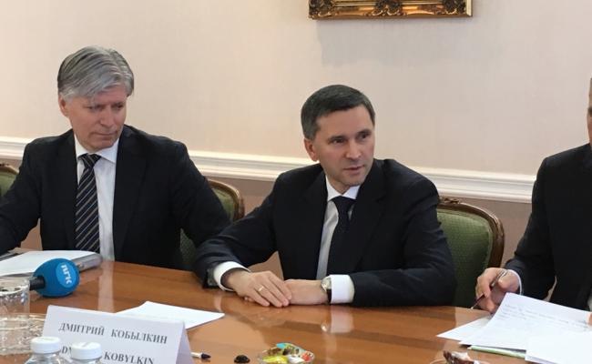 Miljøministrene Ola Elvestuen (t.v.) fra Norge og Dmitrij Kobylkin fra Russland er enige om hvordan man skal samarbeid for å få bukt med plastsøppelet i Barentshavet. (Foto: KLD). 