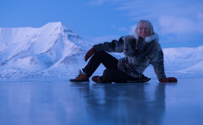 Hilde Fålum Strøm er opprinnelig fra Fjellhamar på Lørenskog. Men kommende vinter skal hun, som første kvinne, overvintre på Svalbard, 140 kilometer sør for Longyearbyen. I ei 20 kvadratmeter stor fangsthytte fra 1930. 