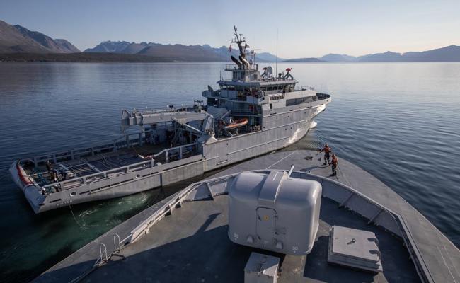 KV Svalbard øver sammen med det franske marinefartøyet Rohne, som tidligere har seilt den nordlige sjørute.