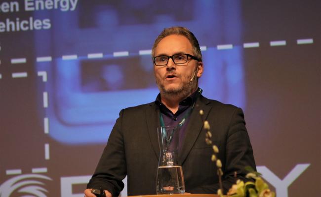 Administrerende direktør Tom Jensen i Freyr presenterte planer om vindmøllepark og batteriproduksjon i Nordland under High North Dialogue 2019 i Bodø. (Foto: Amund Trellevik) Daglig leder Tom Jensen i Freyr