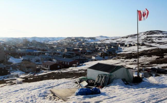 Fem prosent av innbyggerne i Nunavuts hovedstad, Iqaluit, manglet egen bolig i den perioden forskerne gjennomførte sine studier på stedet. Små forbedringer i boligstadard kan bidra til å redusere spredning og forekomst av tuberkulose, mener forskergruppen. (Illustrasjonsfoto: Aaron M. Lloyd, Wikimedia Commons).