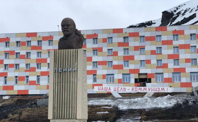 “Our goal is Communism!” – the Russians have maintained mining towns on Svalbard since the 1930s. Svalbard is also home to two of the world’s northernmost Lenin statues, one of which (above) stands in the main square of Barentsburg, the principal Russian settlement on the archipelago. (Photo: Alina Bykova)