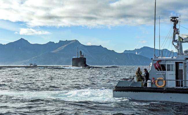 Her er det en amerikansk atomubåt som foretar det Forsvaret beskriver som et «administrativ stopp» utenfor Kvaløya i oktober 2016.