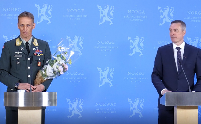 Eirik Johan Kristoffersen og Frank Bakke-Jensen under presentasjonen av ny forsvarssjef