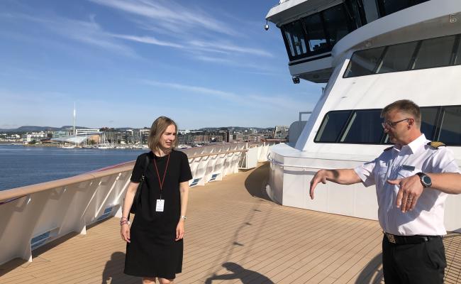 Næringsminister Iselin Nybø og kaptein Rune Andreassen ombord på MS Fridtjof Nansen.