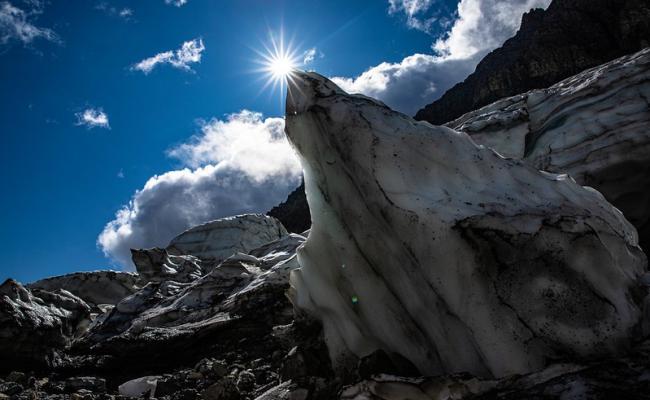 Isblokk smelter i sola. Is. Isberg. Isbre. Foto: Glacier NPS Isblokk smelter i sola. Is. Isberg. Isbre. Foto: Glacier NPS