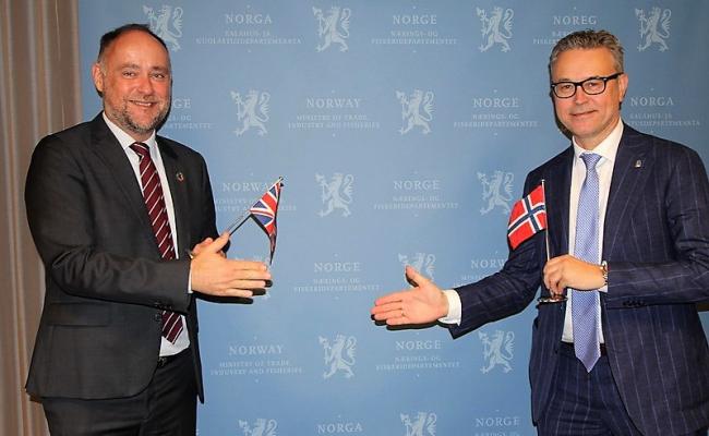 Signering av ny rammeavtale for fiskerisamarbeid med Storbritannia Fiskeri- og sjømatminister Odd Emil Ingebrigtsen og den britiske ambassadøren til Norge, Richard Wood (til venstre).