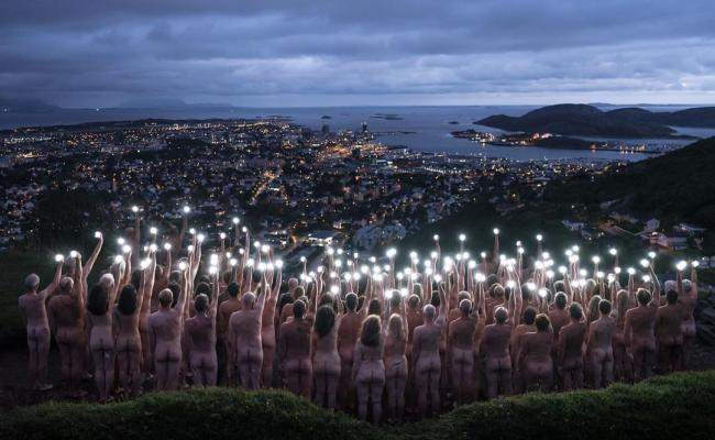 Spencer Tunicks verk Bodø bodyscape fant sted 11-12 august 2018 og involverte 175 nakne bodøværinger