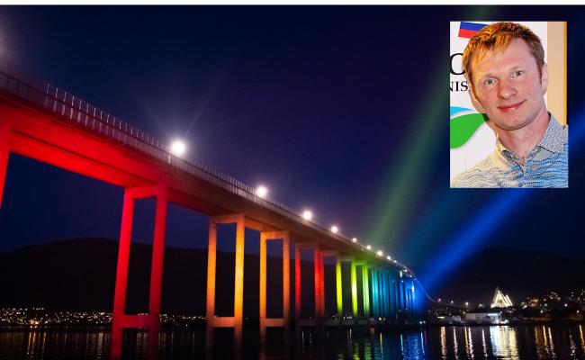 Tromsøbrua lyssatt med shavskatedralen i bakgrunnen og forsker ved Nordområdesenteret, Andrey Mineev. Tromsøbrua lyssatt med shavskatedralen i bakgrunnen og forsker ved Nordområdesenteret, Andrey Mineev.