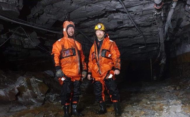 Kai Hansen og Inge Bakkeland er gruvearbeidere i Gruve 7. De er iført overlevingsdrakt når de jobber med utpumping av vann fra de minst tilgjengelige områdene i Gruve 7. Foto: Store Norske