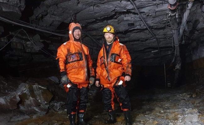 Kai Hansen og Inge Bakkeland er gruvearbeidere i Gruve 7. De er iført overlevingsdrakt når de jobber med utpumping av vann fra de minst tilgjengelige områdene i Gruve 7. Foto: Store Norske Kai Hansen og Inge Bakkeland er gruvearbeidere i Gruve 7. De er iført overlevingsdrakt når de jobber med utpumping av vann fra de minst tilgjengelige områdene i Gruve 7. Foto: Store Norske
