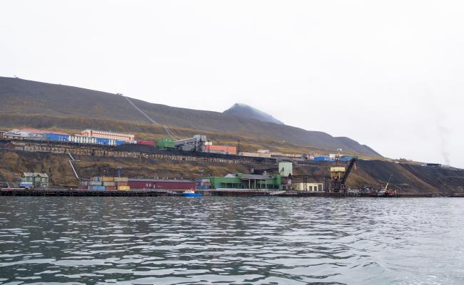 Her skal det planlagte fiskemottaket i Barentsburg ligge. Her skal det planlagte fiskemottaket i Barentsburg ligge.