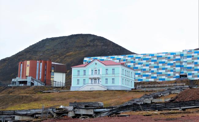 Barentsburg: Det turkise bygget var tidlegare konsulat. No er det nyrestaurert og husar museet. Konsulatet har flytta inn i bygget bak til venstra. Blokka husar leiligheiter. (Foto: Line Nagell Ylvisåker) Barentsburg: Det turkise bygget var tidlegare konsulat. No er det nyrestaurert og husar museet. Konsulatet har flytta inn i bygget bak til venstra. Blokka husar leiligheiter. (Foto: Line Nagell Ylvisåker)
