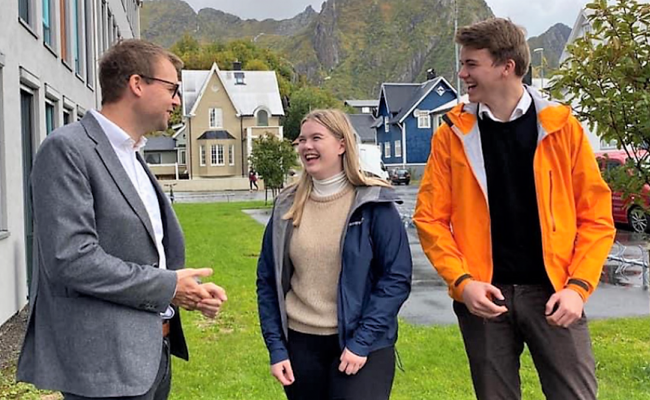 Barne- og familieminister Kjell Ingolf Ropstad (KrF) møtte Marthe Øijord (17) fra Meløy og Max Gårdvik Hoffman (18) fra Nesna møtte i Svolvær for å snakket om ungdomspanelet arbeid med Nordområdemeldingen. (Foto: Utenriksdepartementet) Barne- og familieminister Kjell Ingolf Ropstad (KrF) møtte Marthe Øijord (17) fra Meløy og Max Gårdvik Hoffman (18) fra Nesna møtte i Svolvær for å snakket om ungdomspanelet arbeid med Nordområdemeldingen. (Foto: Utenriksdepartementet)
