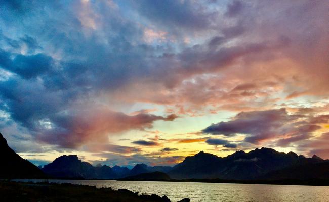 Solnedgang i oktober. Ramberg, Lofoten. (Foto: Trine Jonassen)