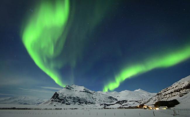 Aurora. Nordlys. Snø. Bygd. (Foto: Alex Prykhodko/Adobe)