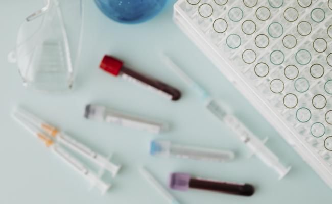 Vaksine Korona Covid Blodprøve Sprøyte (AdobeStock)