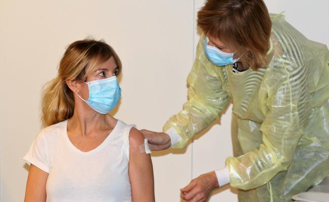 GP in Bodø municipality, Kine Kalstad received the first Covid vaccine in Bodø from Kari Snoen Viik. (Photo: Trine Jonassen)