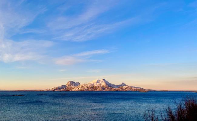Januarsola lyser opp Landegode utenfor Bodø. (Foto: Trine Jonassen)