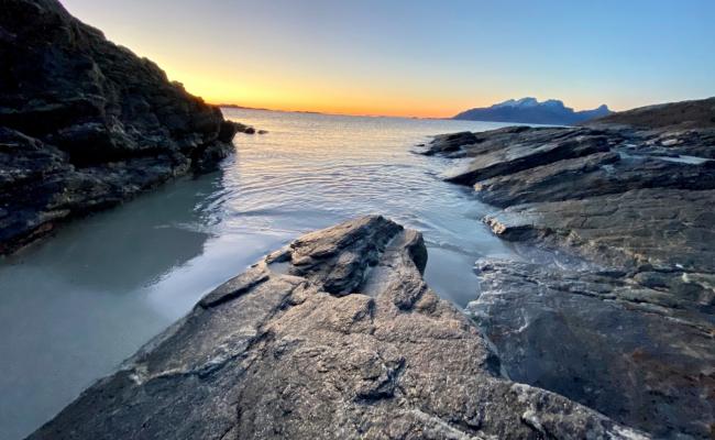Auvika, Bodø. Strand, vinter, sjø, utsikt, solnedgang, havvis, Nord-Norge. (Foto: Trine Jonassen)