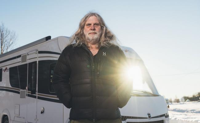 Arne O. Holm og bobilen. (Foto: Martin Losvik) Arne O. Holm og bobilen. (Foto: Martin Losvik)