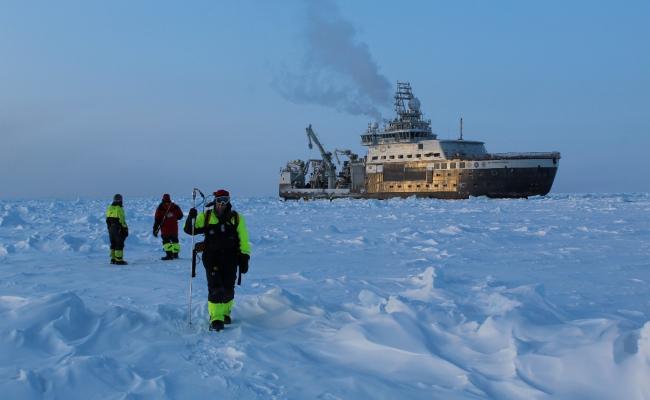 Snow thickness measurements on sea ice along a transect in the northern Barents Sea in March 2021