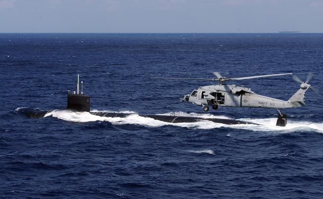Et Sea Hawk helikopter flyr over ubåten USS New Mexico på et annet oppdrag i Atlanterhavet. (Foto: US Navy) Et Sea Hawk helikopter flyr over ubåten USS New Mexico på et annet oppdrag i Atlanterhavet. (Foto: US Navy)