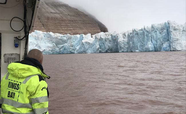 Ved brefronten til Kronebreen i Kongsfjorden ved Ny-Ålesund på Svalbard. (Foto: Fjordic Freshwater Fluxes)