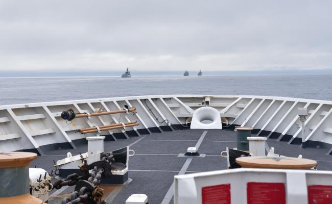 Under en rutinemessig maritim patrulje i Beringhavet og arktiske havområder oppdaget det amerikanske kystvaktskipet Bertholf kinesiske krigssskip og etablerte radiokontakt med styrken, som befant seg i internasjonalt farvann i USAs eksklusive økonomiske sone. (Foto: Ensign Bridget Boyle / U.S. Coast Guard).  Under en rutinemessig maritim patrulje i Beringhavet og den arktiske regionen, observerte den amerikanske kystvakten en gruppe kinesiske krigsskip.