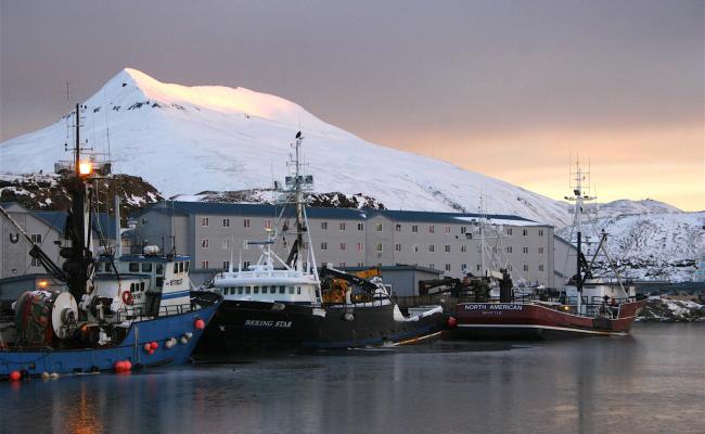 Krabbebåter til kai i Dutch Harbor, som befinner seg på øygruppen Aleutene i Alaska. (Foto: National Institute for Occupational Safety and Health / Wikimedia Commons).