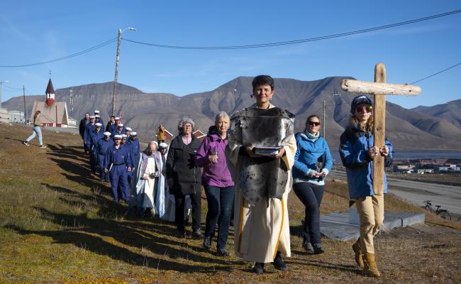 Svalbard Kirke markerte jubileumsgudstenesta ute like ved tomta der den første kyrkja sto.