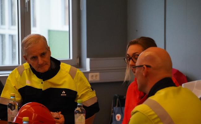 Jonas Gahr Støre på besøk på Alcoa Mosjøen