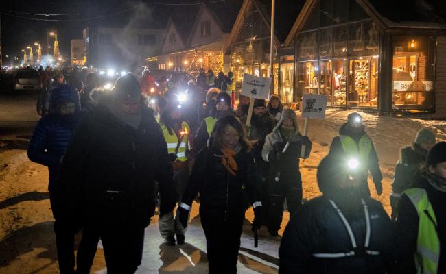 Fakkeltog før høringsmøtet i Longyearbyen.