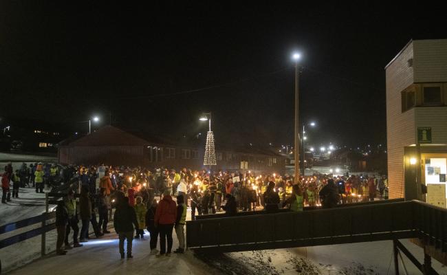Fakkeltog og appell foran Visit Svalbard.