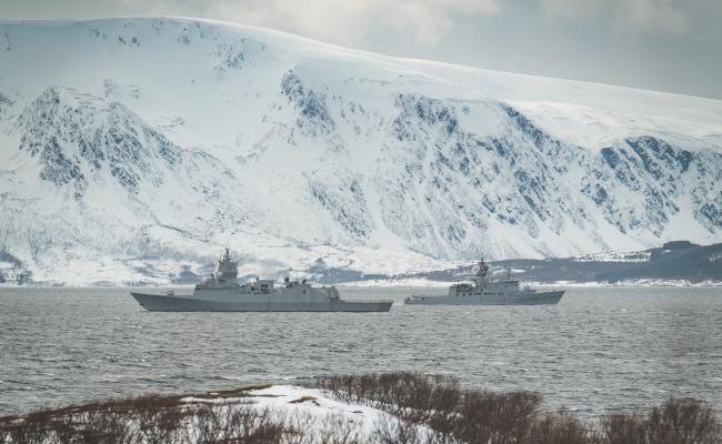 Fregatten KNM «Thor Heyerdahl» og kystvaktskipet KV «Nordkapp» seiler forbi hverandre på øya Senja