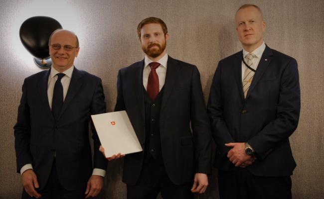 Den sveitsiske ambassadøren Bernhard Jaggy, Longyearbyens første konsul, Marcel Schütz og sysselmester Lars Fause. Den sveitsiske ambassadøren Bernhard Jaggy, Longyearbyens første konsul, Marcel Schütz og sysselmester Lars Fause.