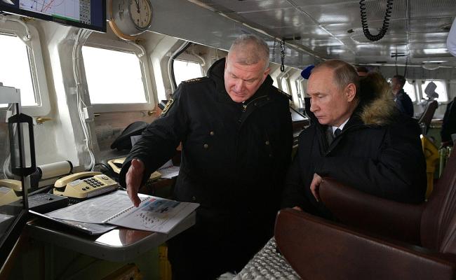 Admiral Nikolai Jevmenov og Russlands president Vladimir Putin ved en fellesøvelse for Nord- og Svartehavsflåten i 2020.