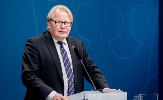 Sveriges forsvarsminister Peter Hultqvist (Sosialdemokraterna) har lagt vekt på at Sverige har en ny sikkerhetspolitisk situasjon å håndtere. Det gjelder blant annet den russiske annekteringen av Krim, russisk oppbygging på Kolahalvøya, øvingsvirksomhet i Nord-Atlanteren og Østersjøen Sveriges forsvarsminister Peter Hultqvist