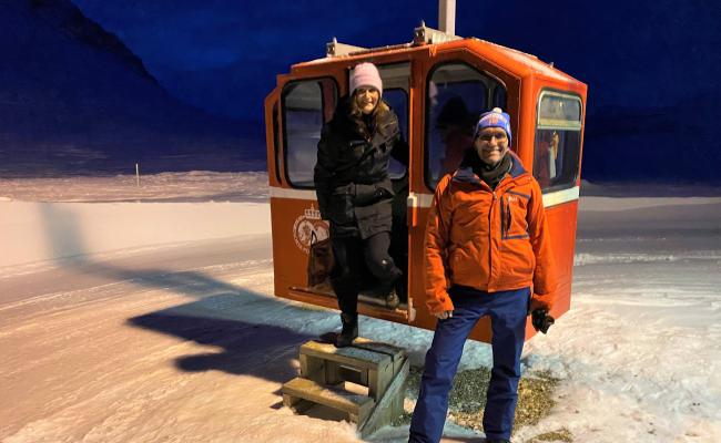 Espen Barth Eide og Maria Varteressian på verdens nordligste taubane til Zeppelinfjellet i Ny-Ålesund. Espen Barth Eide og Maria Varteressian på verdens nordligste taubane til Zeppelinfjellet i Ny-Ålesund.