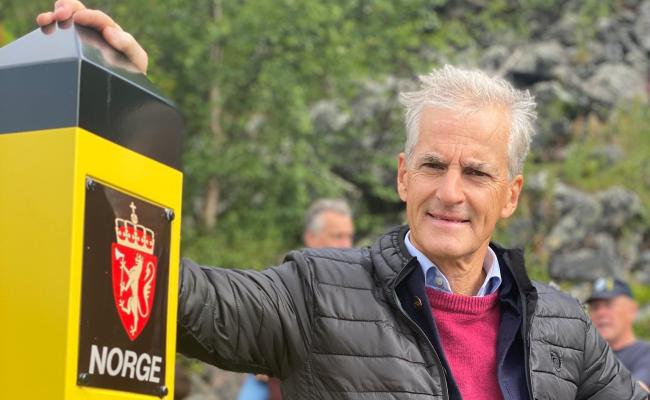 Jonas Gahr Støre på riksgrensa i Finnmark