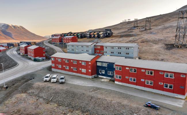 Store norske kjøper flere boliger på Svalbard.