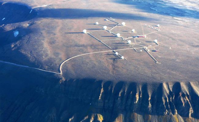 Svalsat på Platåberget over Longyearbyen.