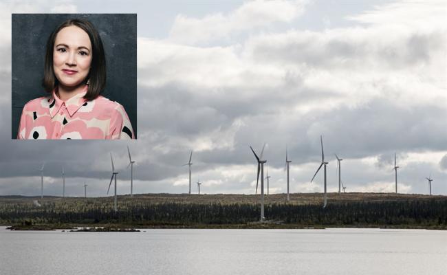Liisa Ansala og vindmøller.