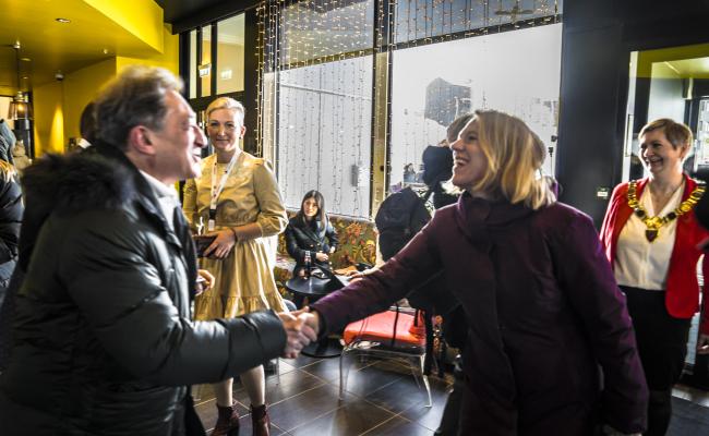 Teimuraz Ramishvili og Anniken Huitfeldt hilser på Kirkeneskonferansen 2022.