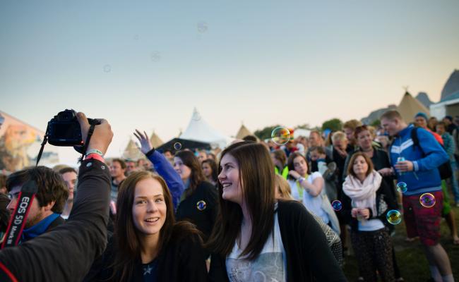 Unges muligheter for å arbeide og bo i nord – som byr på overlappende urbane kulturopplevelser og naturopplevelser, som her på Trænafestivalen – søkes synliggjort gjennom kampanjen «1000 jobber», nylansert av NHO, LO og SpareBank 1 Nord-Norge. (Foto: Henrik Mundal Andreassen). Unge på Trænafestivalen_foto Henrik Mundal Andreassen.