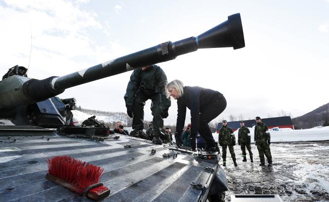 Sveriges statsminister Magdalena Andersson var med på å kjøre stridsvogn under besøket av svenske soldater på Cold Response 2022. (Foto: Torbjørn Kjosvold/Forsvaret).